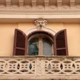 A renderlo ancora pi� particolare vi sono uno stemma in pietra che sormonta il portone d�ingresso e un mascherone apotropaico raffigurante la faccia di un demone con le corna che si affaccia sulla parete del balcone al secondo piano